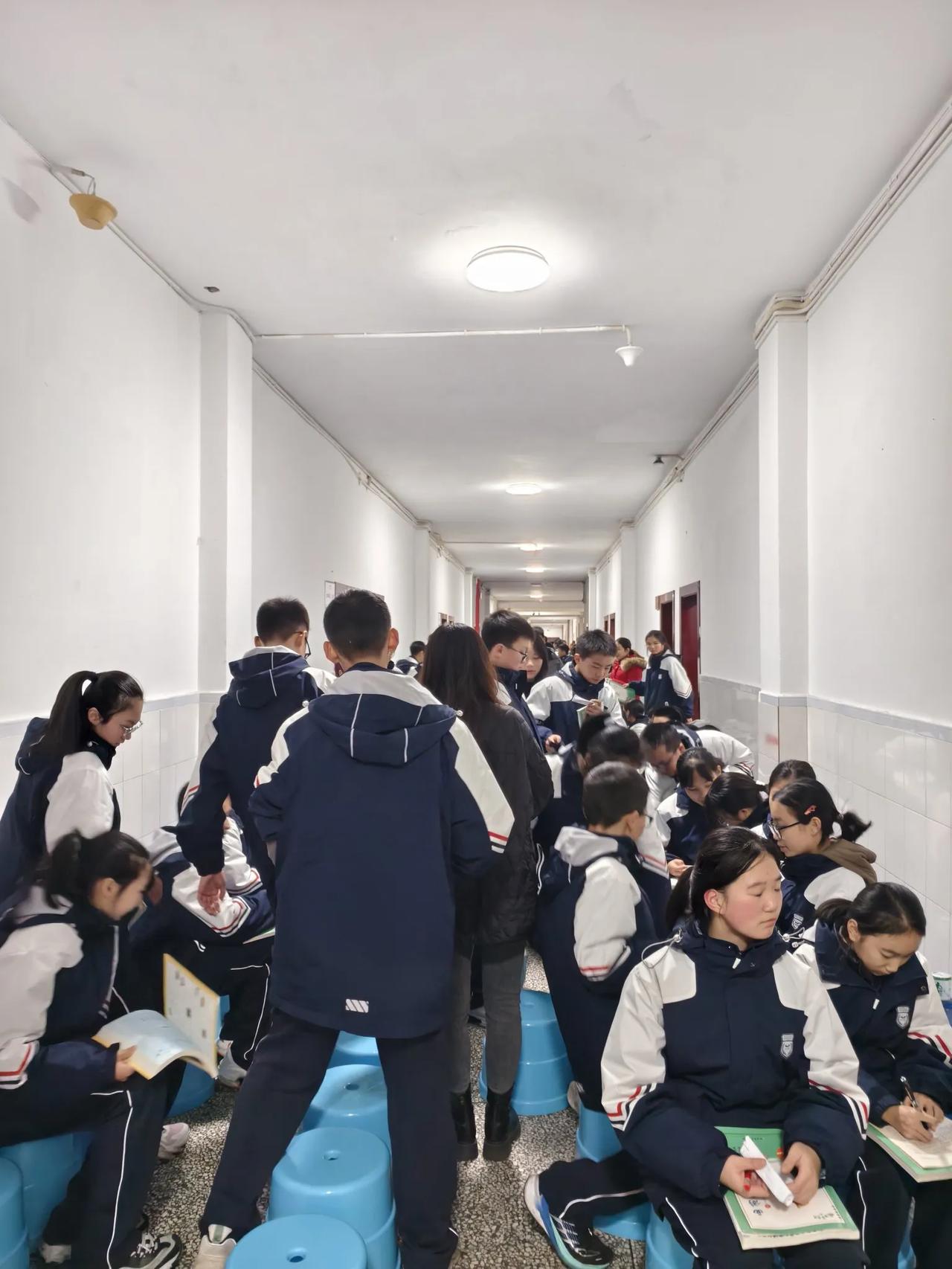 可爱孩童
       ——南木子
可爱孩童巷道坐，
读书学习好自觉。
腾出教室