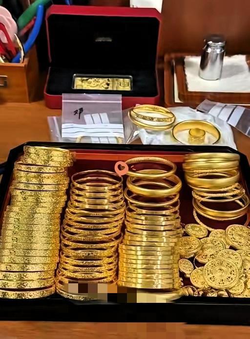奉劝大家一句，别被金价波动晃花了眼！手里有300克以上黄金的，非急用钱千万别卖，
