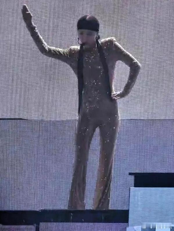 刘雨昕的演唱会服装都是高定，品牌方好会设计，让她曼妙的身材活灵活现。 