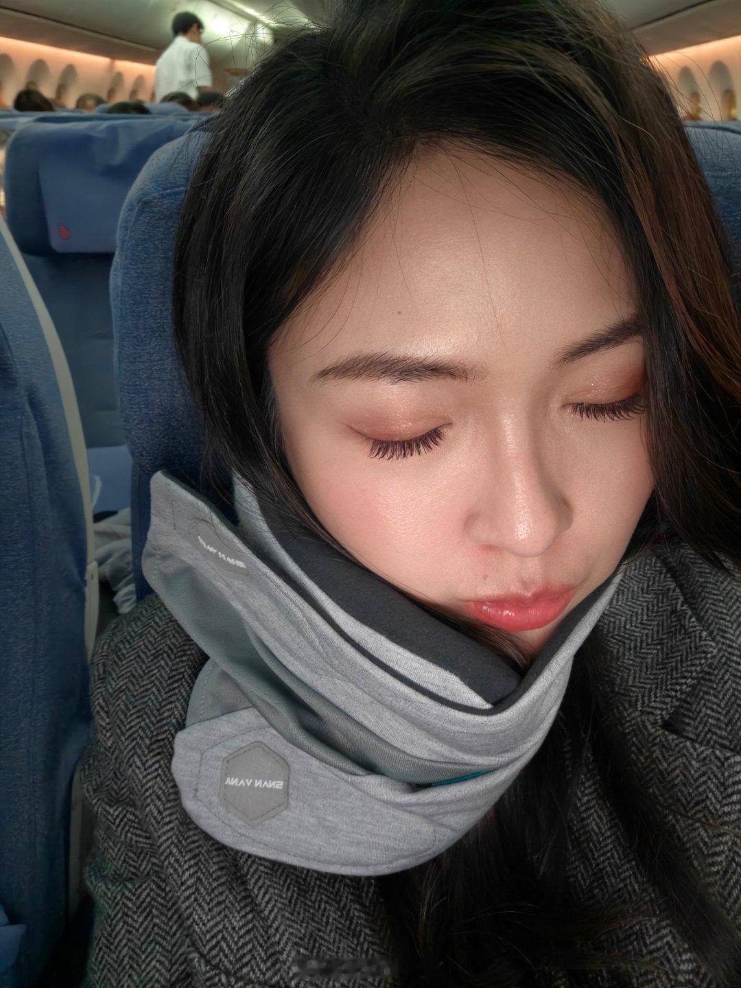 给你们看看我买的长途神器，这个颈套可以把脖子固定住，专治我睡觉歪歪斜斜的毛病就是