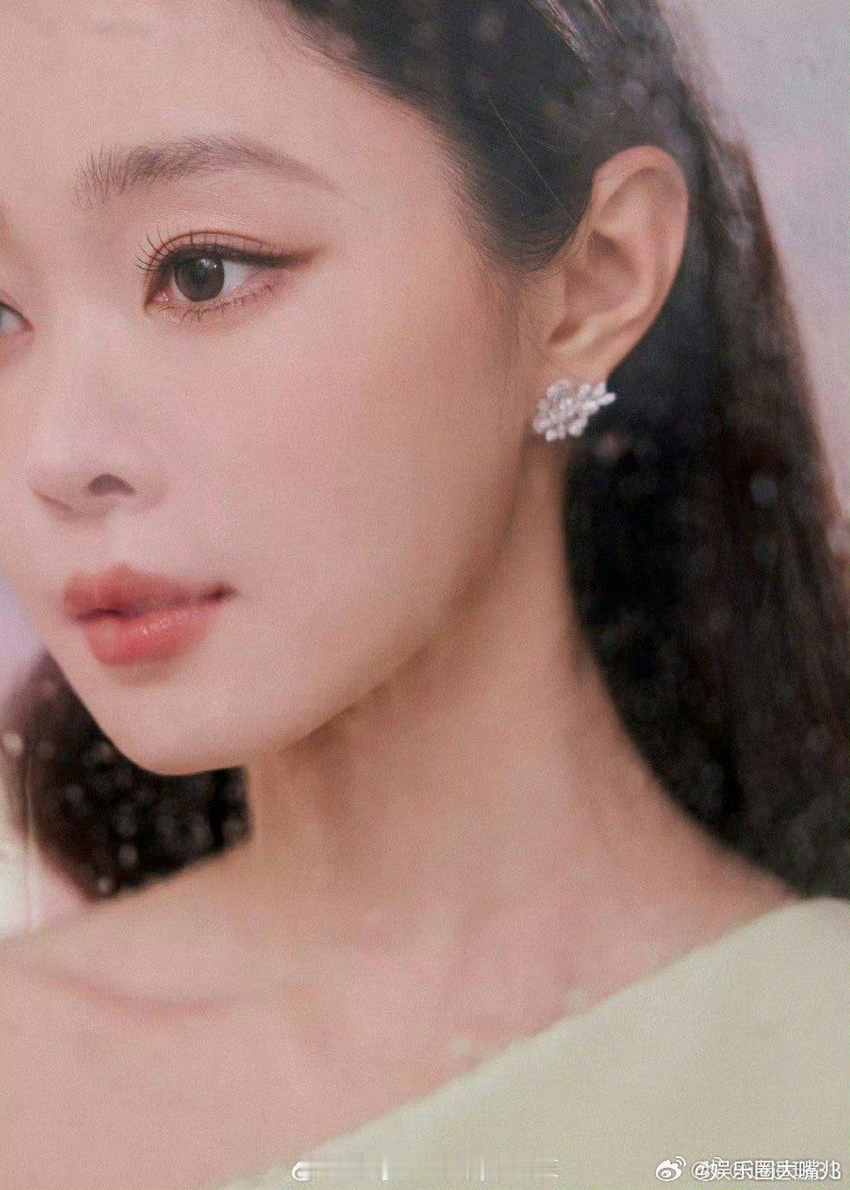 宋轶面部留白 所谓“美人在骨”，宋轶的面部骨骼结构为“留白美”提供了完美的画布。