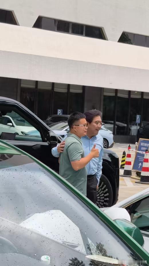 网友北京偶遇水均益排队充电老一辈主持人的含金量还在上升从这次偶遇能感受到前辈低调