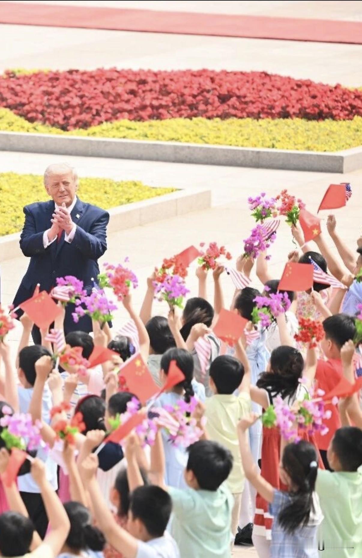 美媒今天报道：“特朗普总统星期五结束对北京的访问后说，他与中方的会晤取得历史性成