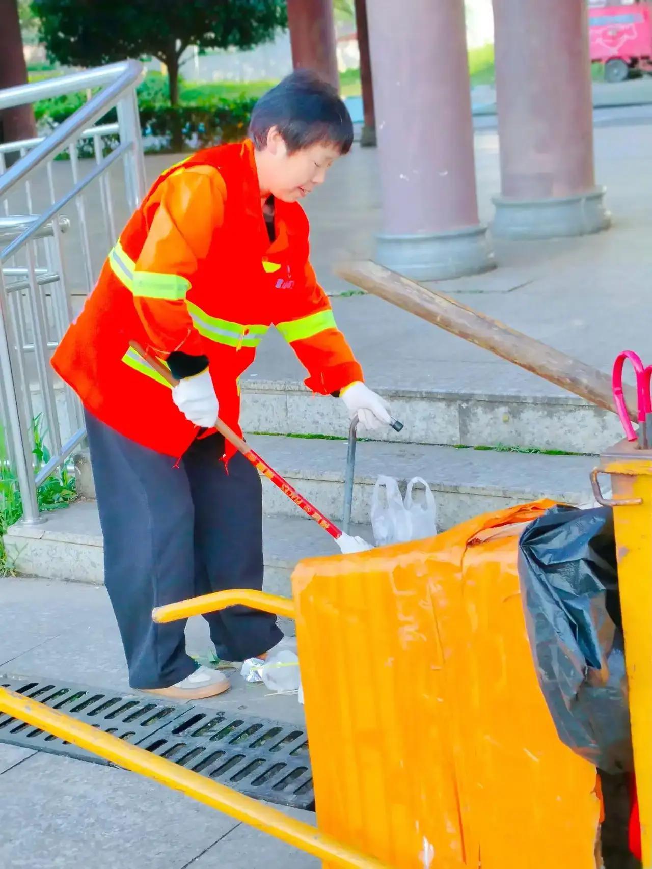 凌晨四点的城市英雄：别让汗水，凉了心

诸位朋友，今儿咱们单说一桩发生在凌晨四点