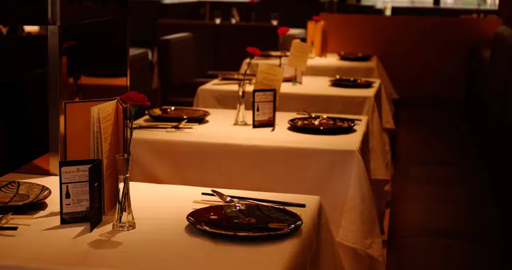 和府捞面发布《我才100岁》纪录片；360家苍蝇馆子上榜抖音烟火榜