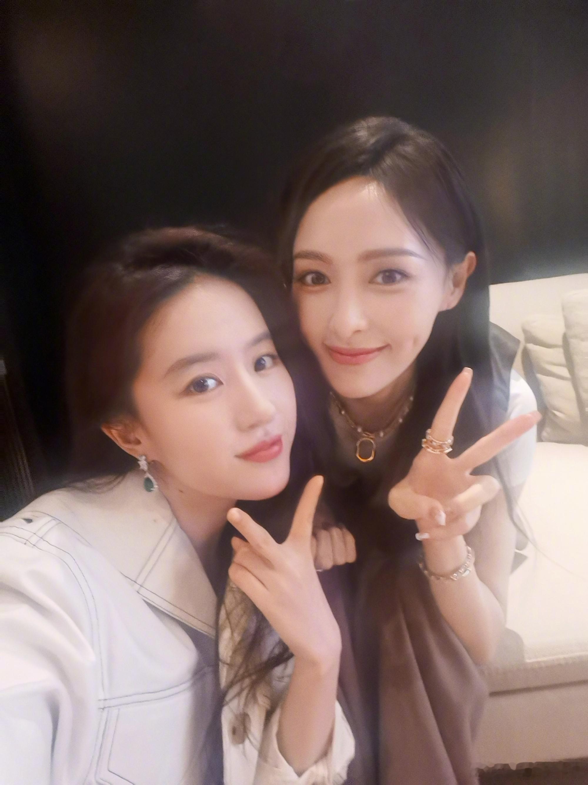 唐嫣的旧蜜和新蜜：刘亦菲and杨幂 ​​​