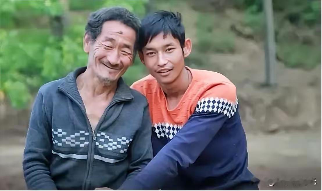 生来报恩！”1991年，河南一对夫妻生下残疾儿子不想要，于是，他们将儿子扔在草丛