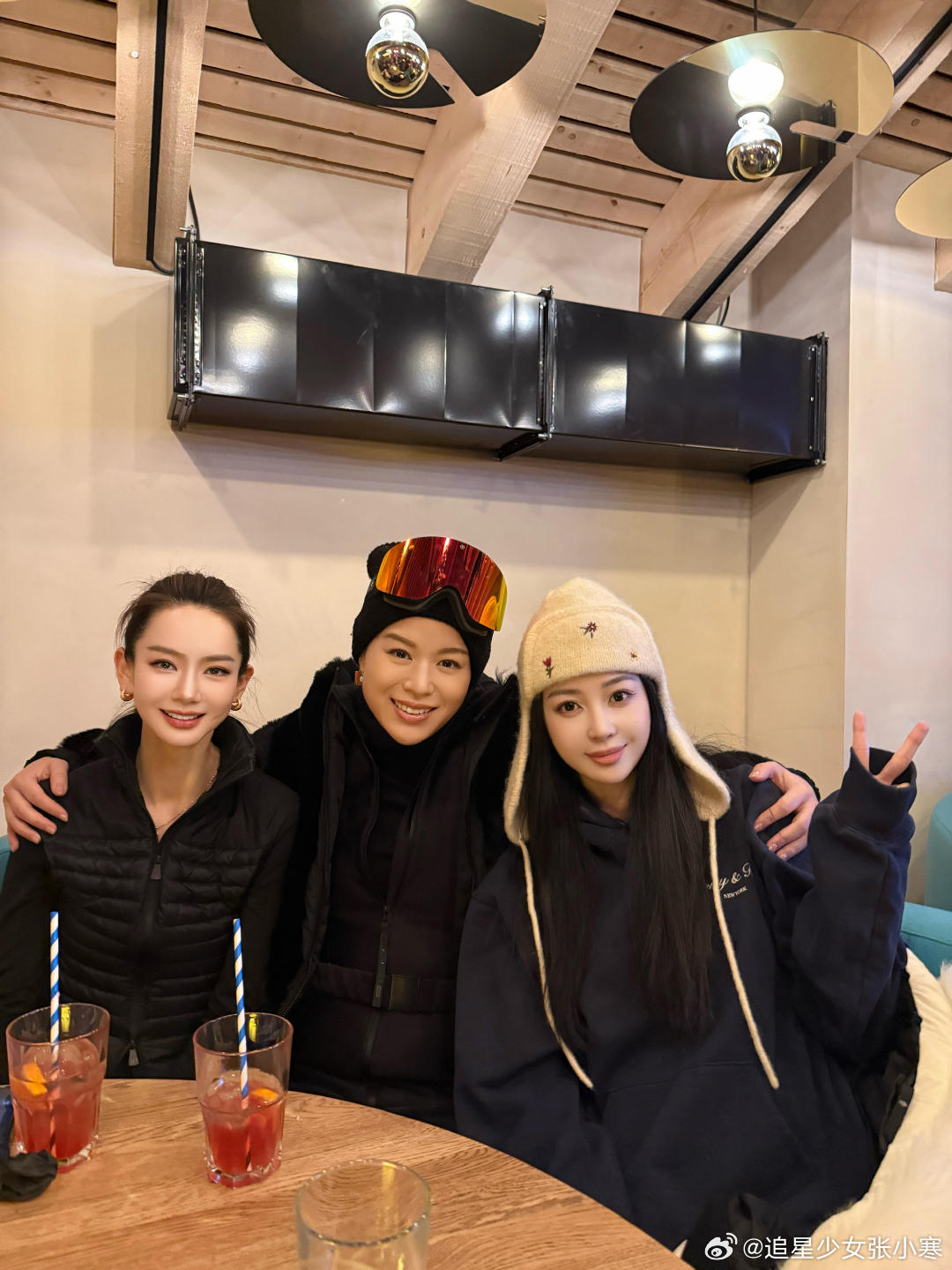 潘玮柏老婆晒与戚薇胡杏儿合照戚薇胡杏儿宣云合照宣云分享的照片里，戚薇、胡杏儿和她