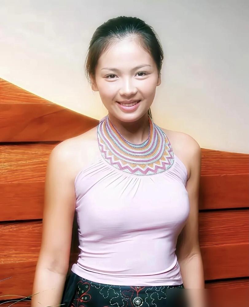 47岁女星为身材，竟把膝盖练废，痛哭求饶？你敢信！
 
她曾146斤，如今马甲线