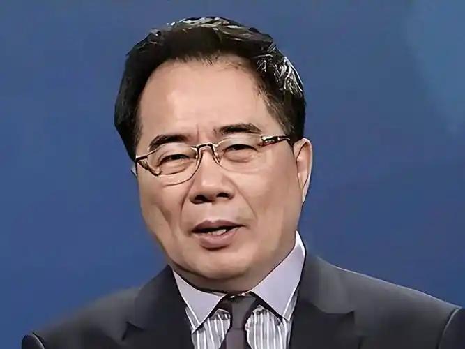 深夜在电视上怒斥郑丽文，作为国民党主席，怎么能在外媒前说防卫开支太高？郑丽文你得