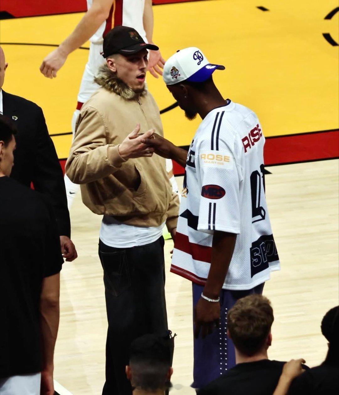 1314即将复出，期待完全体的热火[偷笑][偷笑][偷笑] ​​​