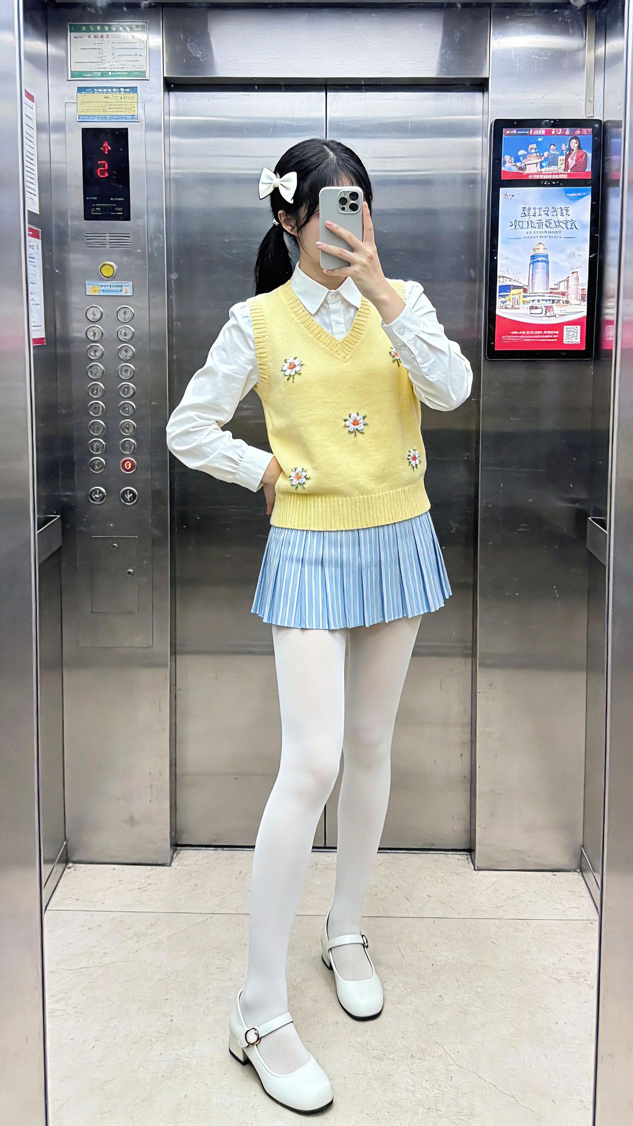 春日学院风不出错公式，白衬衫+黄雏菊背心+蓝条纹百褶裙+玛丽珍鞋，整套配色像打翻