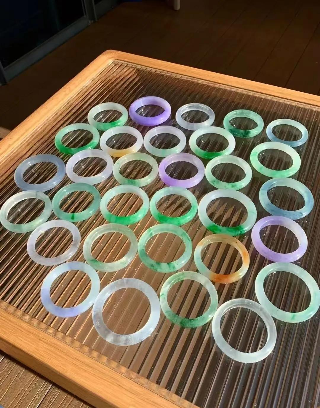 您知道翡翠手镯魅力与特点吗?这抹绿，就是戴在腕上的星河，也是东方美人的“硬核”情