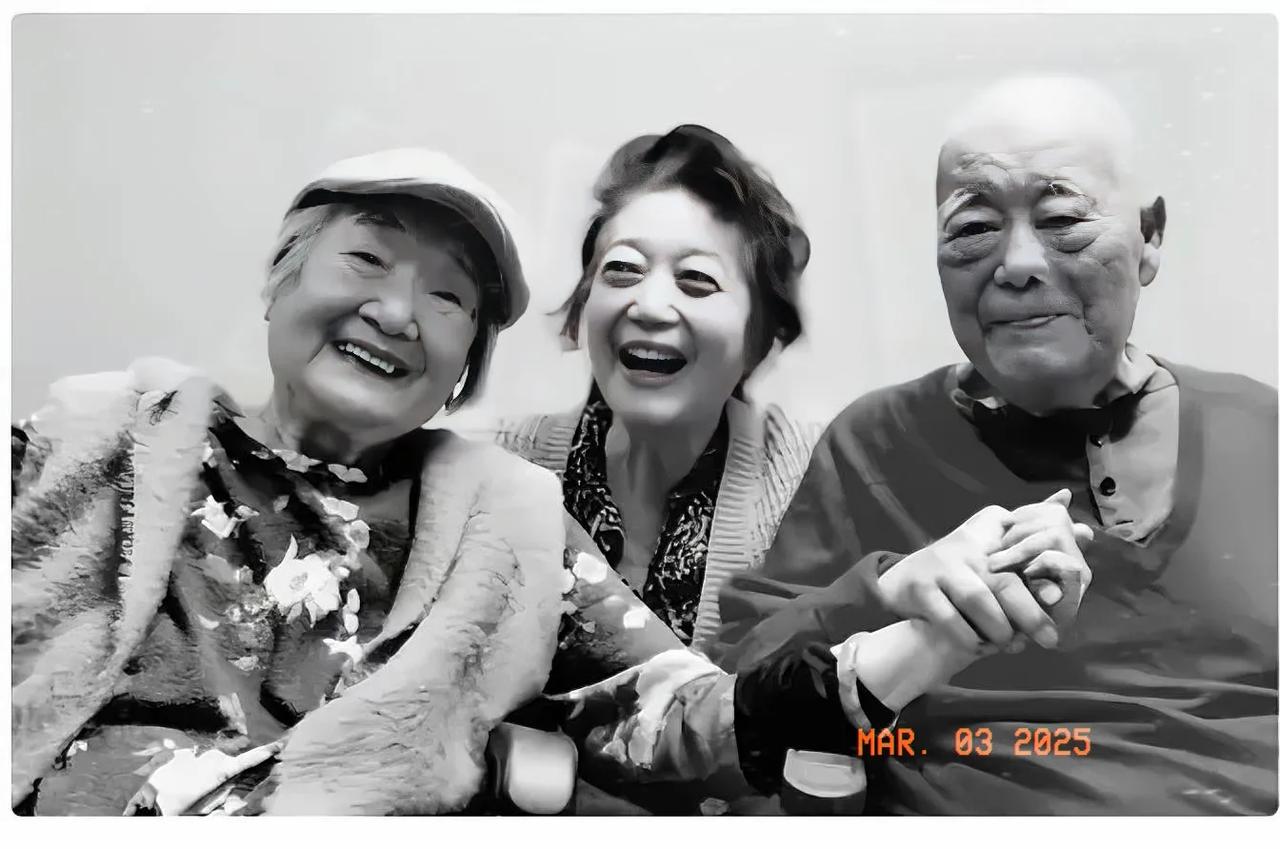 于洋杨静夫妇和女儿于静江（中）的合影。