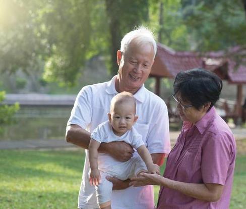 人到老年最值得炫耀的是什么?
      不是存折上的数字，也不是儿女的官位，而