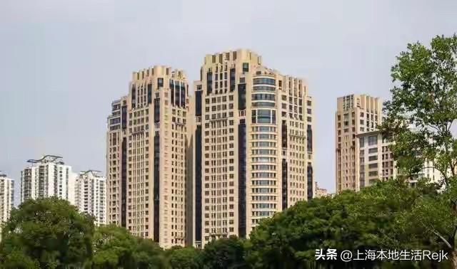 退休金在哪领合适，得综合多方面考虑。要是在经济发达城市，像北京、上海，养老金待遇