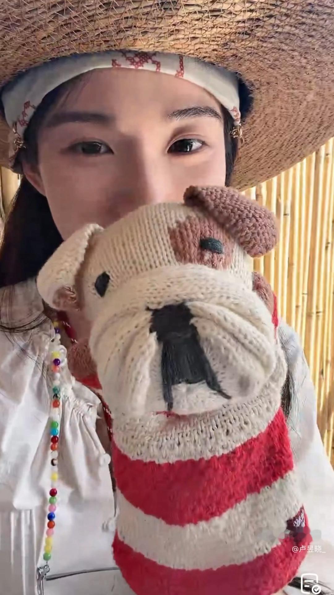 卢昱晓就这样举着玩偶假装巴豆在说话，已被此女萌晕🥰卢昱晓假装狗狗巴豆在说话