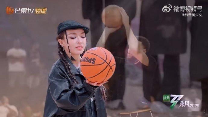 VaVa求库里上身 被VaVa的投篮气势帅到尖叫！关键时刻祭出“库里上身”大招，
