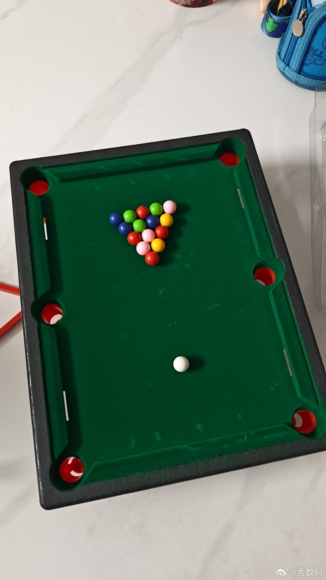 前几天打台球被朋友虐了，刚才买了套台球，准备在家使使暗劲练习练习，争取下次打台球