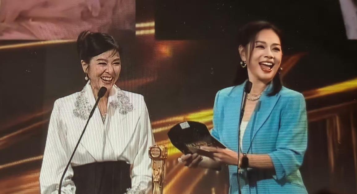 陈松伶米雪同框，一个穿蓝色一个穿白色，你们觉得谁更美？

一眼看去，我觉得陈松伶