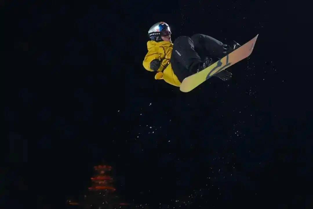 苏翊鸣封神再创历史！解锁背靠背1980，成单板滑雪史上第一人

2025年10月