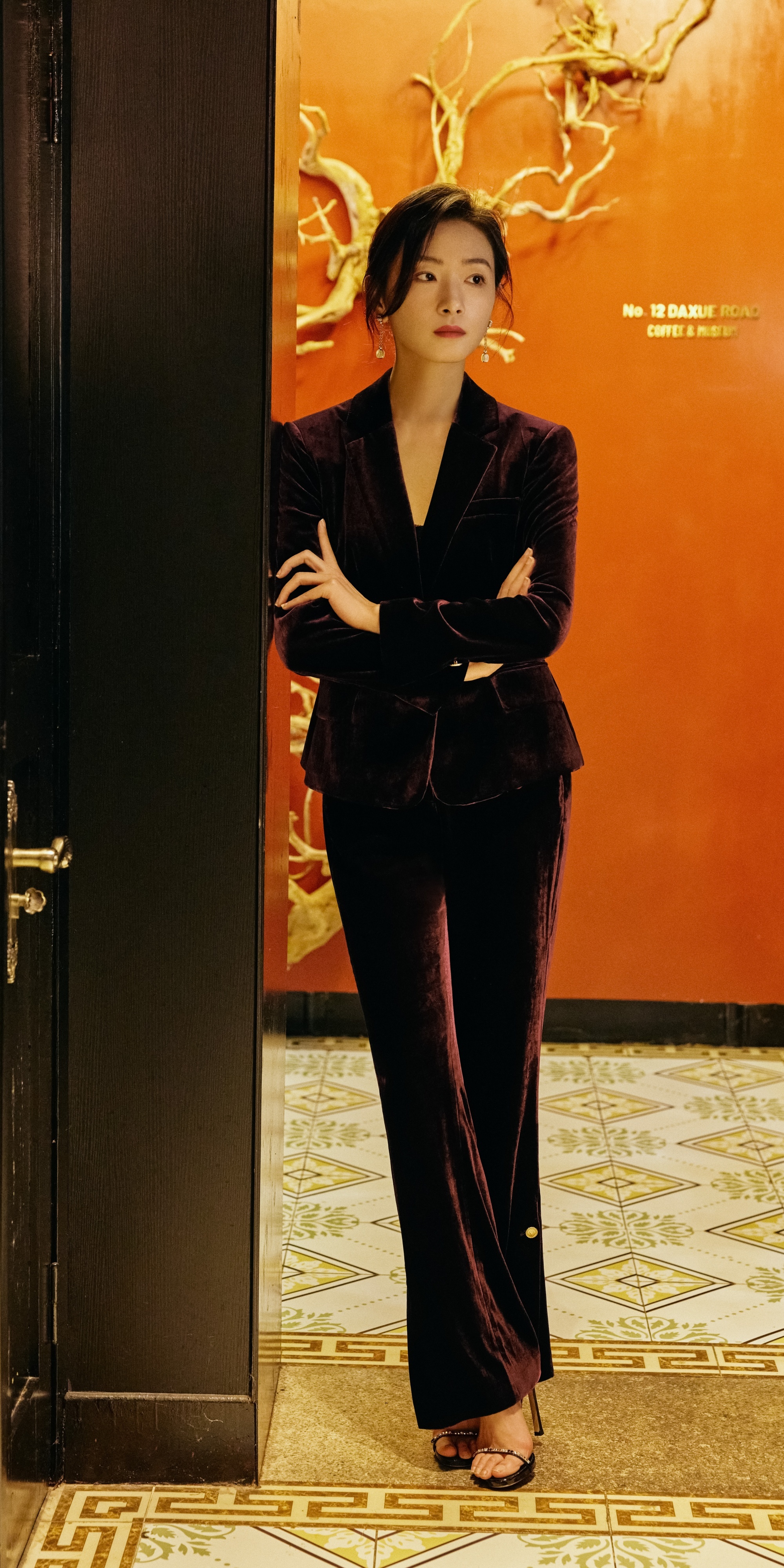 万茜，西装高跟，又飒又美。万茜