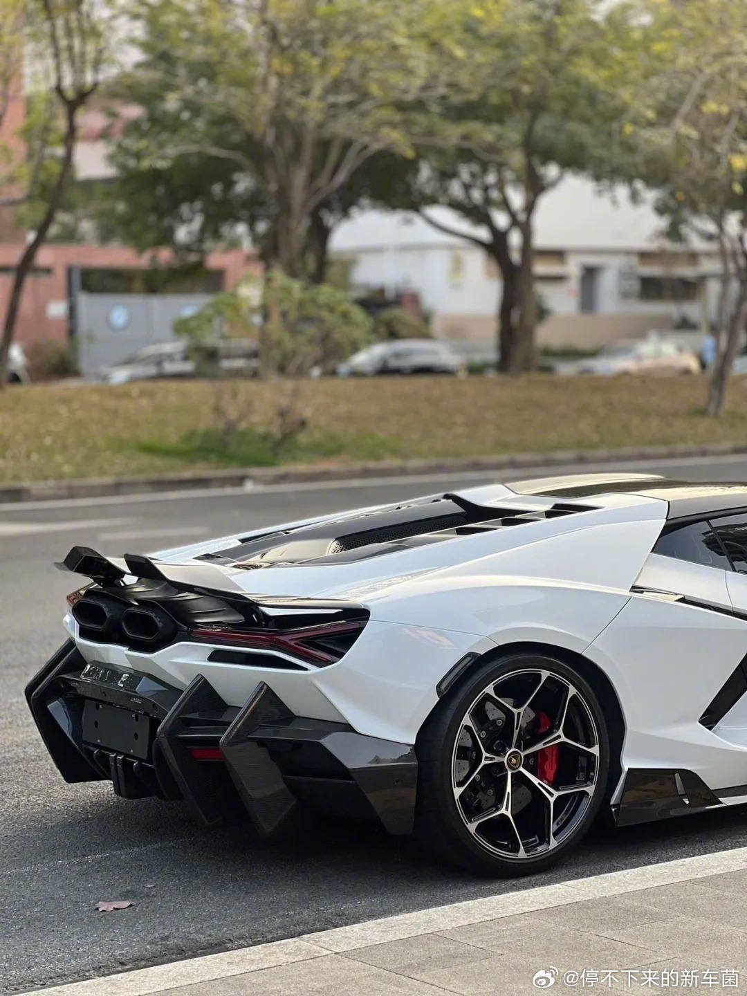 兰博基尼revuelto升级迈莎锐套件，6.5L V12，1015马力，零百加速