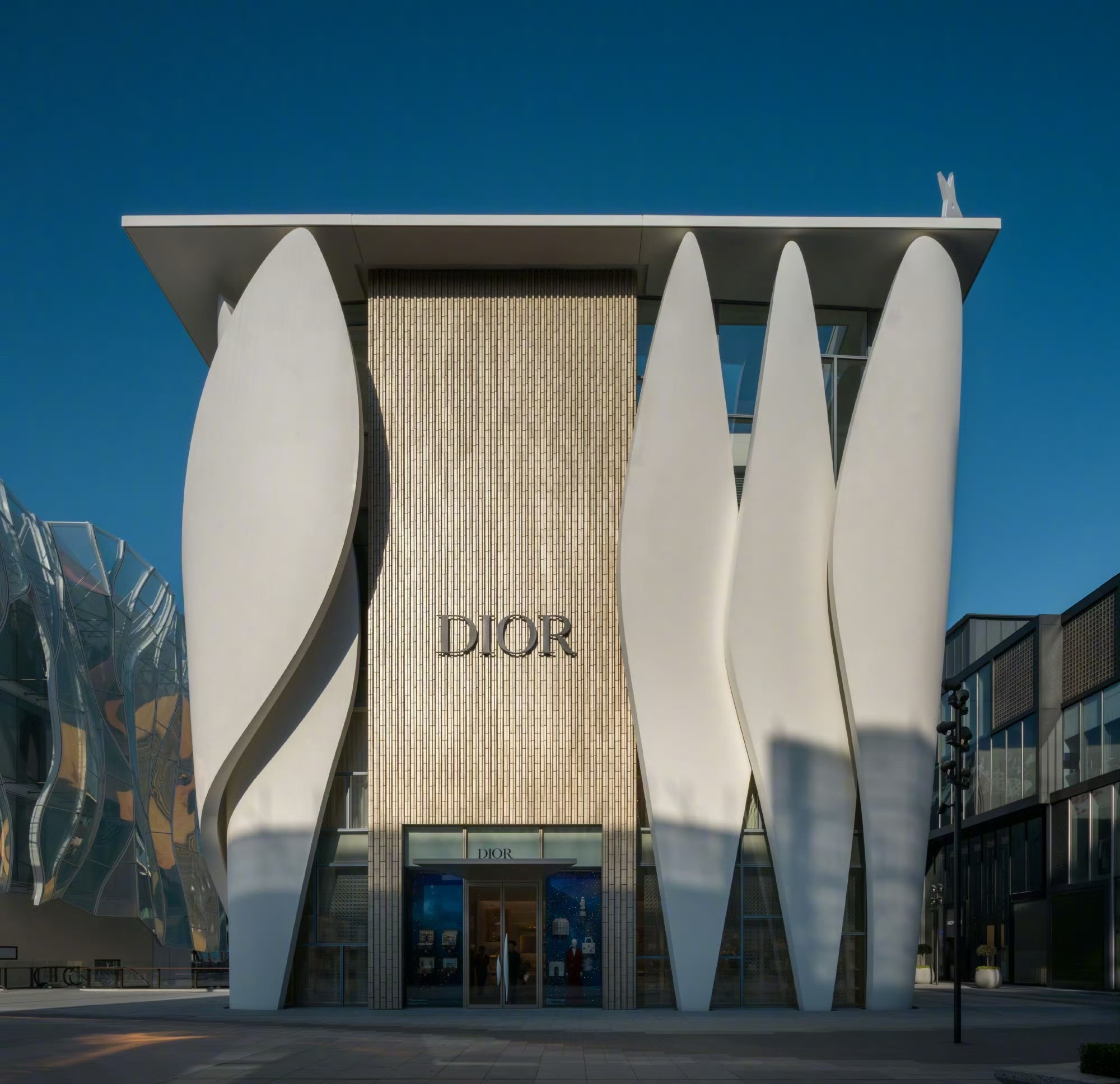 迪奥重视中国市场发展迪奥与北京的一场全新对话 品牌的高级定制精神展示的淋漓尽致，