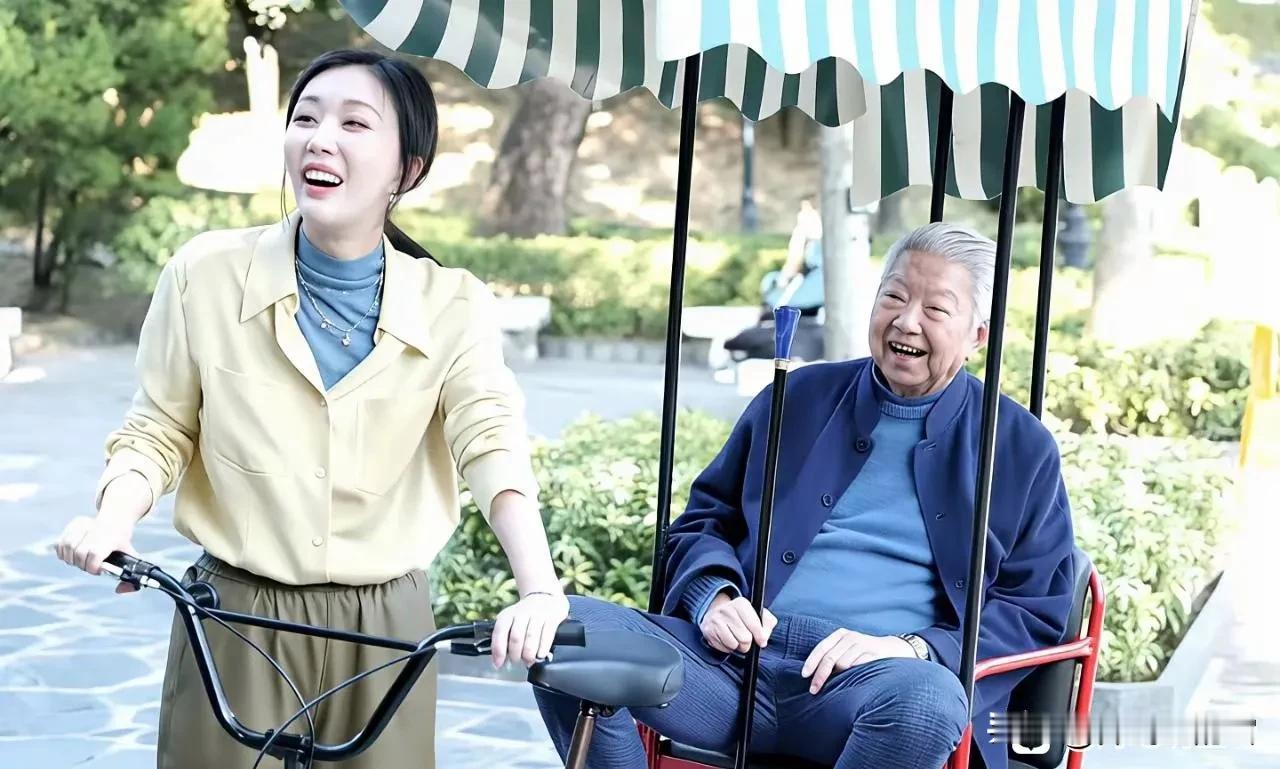 原来田朴珺和蔡澜也很熟呀！

从这张旧照片看，两个人的关系应该很不错。

田朴珺