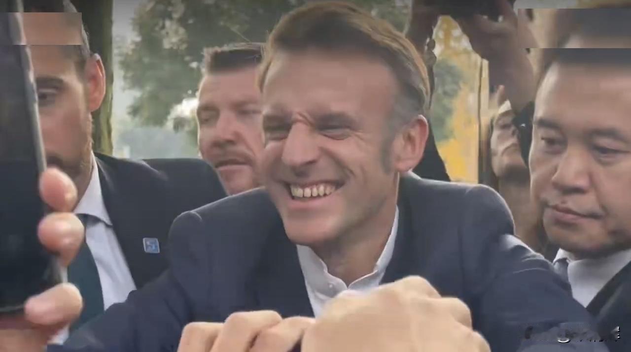 马克龙只有在中国，才能够享受到自由的空气！我认为，只有和平盛世自由之中国，才会出