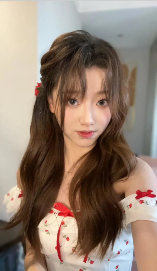#Jiejie说会想Ale##Uzi不和G2打训练赛# LPL互动主持阿芙分享照