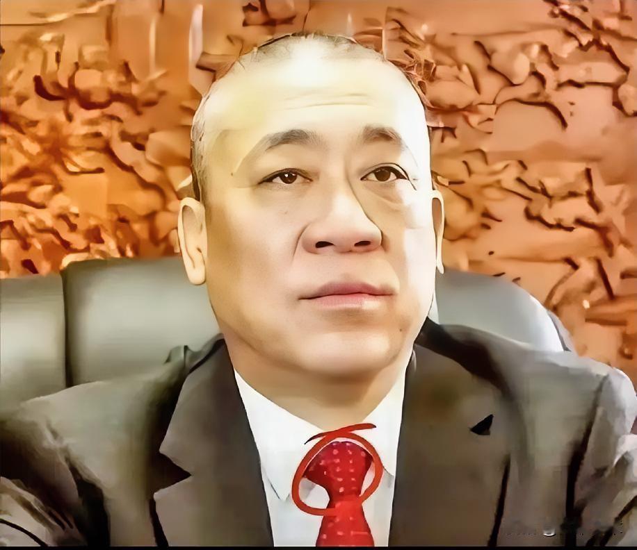 县里想让崔培军挂个名，出钱修文化中心，他当场就回绝了
不是没钱，是钱得先花在自己