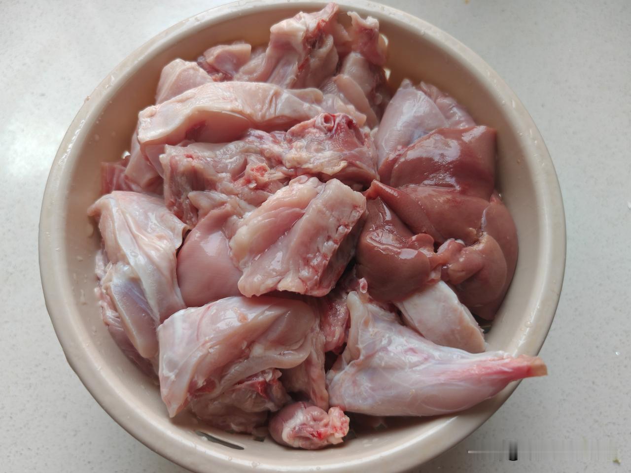 我和老公的晚餐分享～
昨天下午老公拿来的兔子肉，我泡水洗净后，放冰箱冷藏，六点多