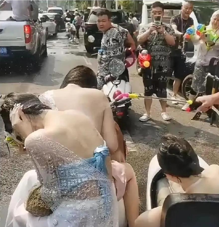 如果继续这么玩下去，西双版纳的泼水节就不是变味了，而是变态了。好好的一个传统节日