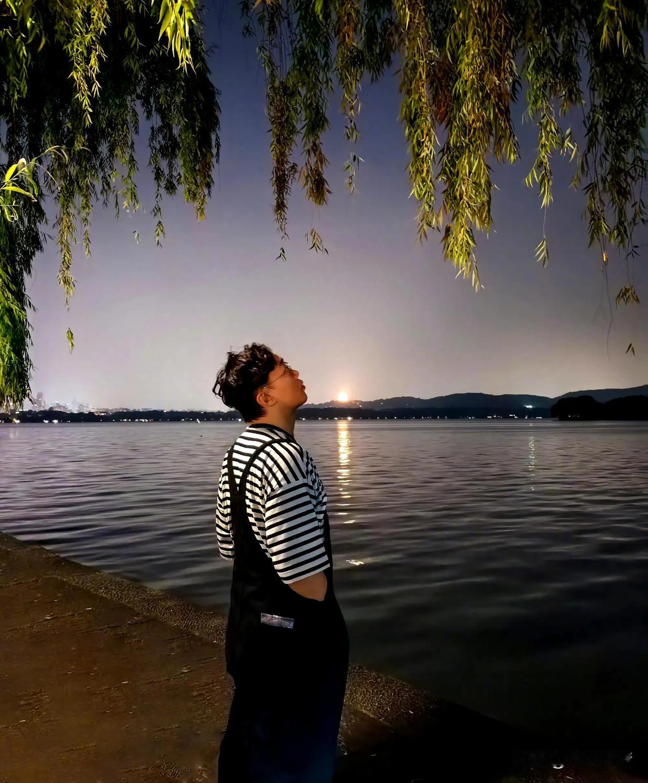 陈奕迅夜游西湖！
5月21日，陈奕迅晒照分享夜游西湖的经历。照片中的陈奕迅身穿条