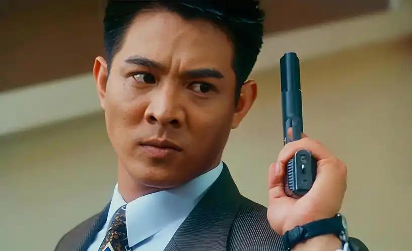 1994年的日本东京，《精武英雄》海外宣传发布会如期举行。一位日本记者当众抛出尖
