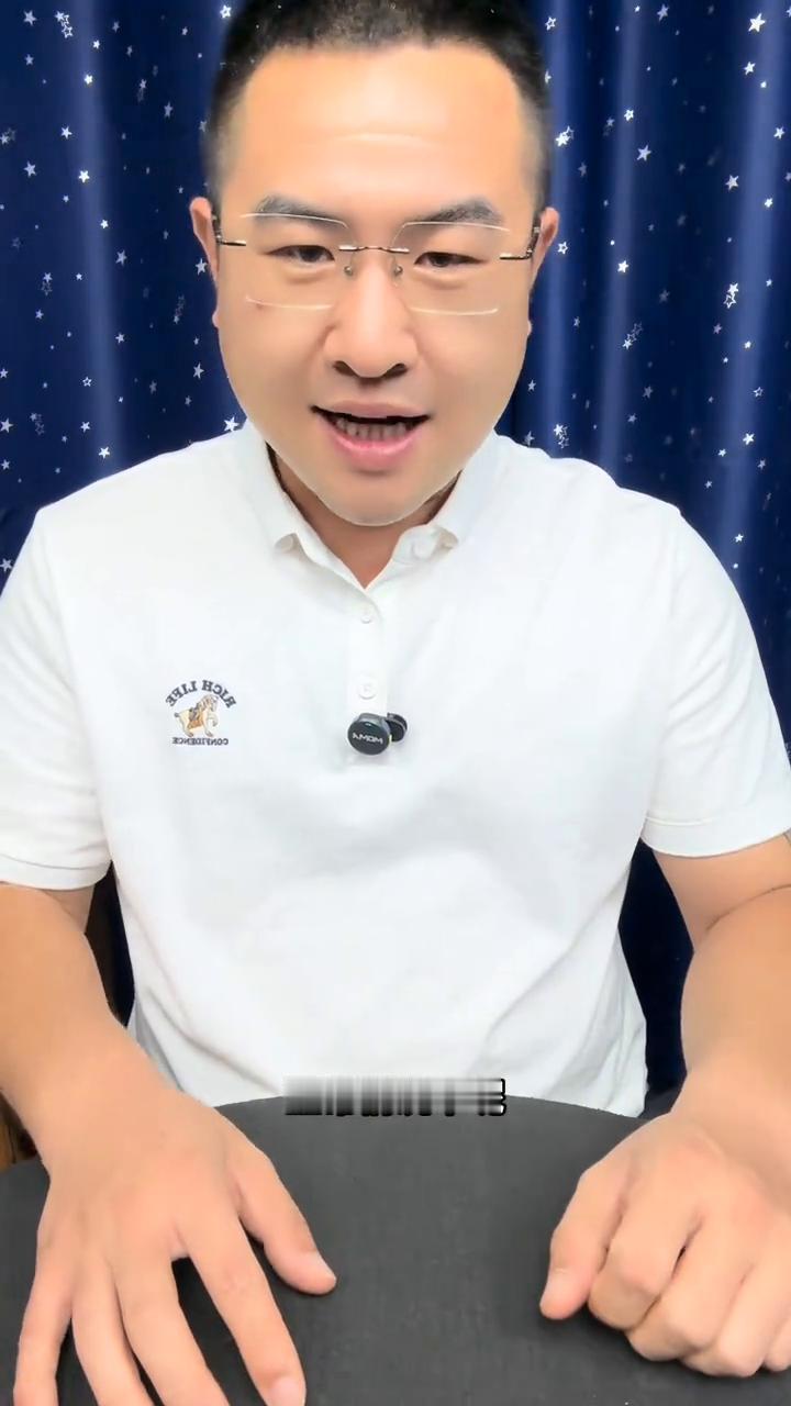 大家好，这是一个非常有意思的小游戏。正常情况下肯定会左手按住右边的鼻子，右手按住