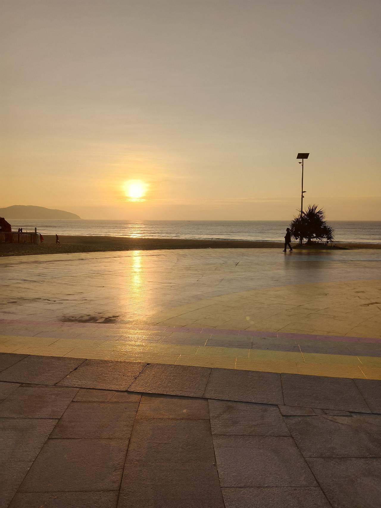 晒一张相册里的天空吧看日出好漂亮，让人的心情舒畅，这是在海边拍的。