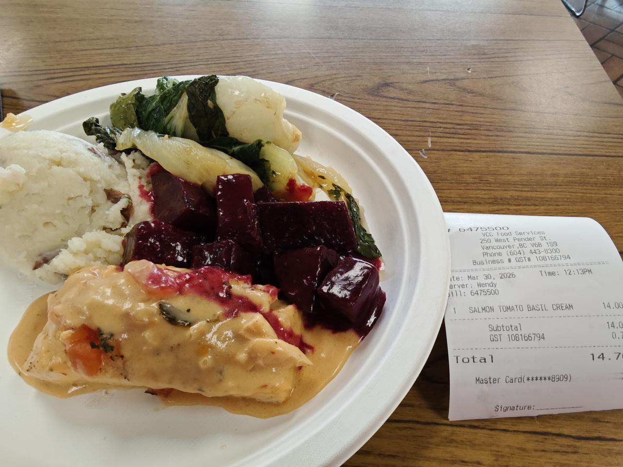 现在温哥华餐馆小费一般在15，18，和20%。猜一下这会吓退多少人到餐馆消费呢？