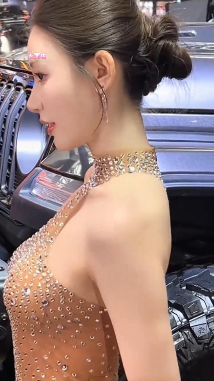 车模欣赏，车展气质女神，车展女模，车模颜值担当。
喜欢就点个关注吧。