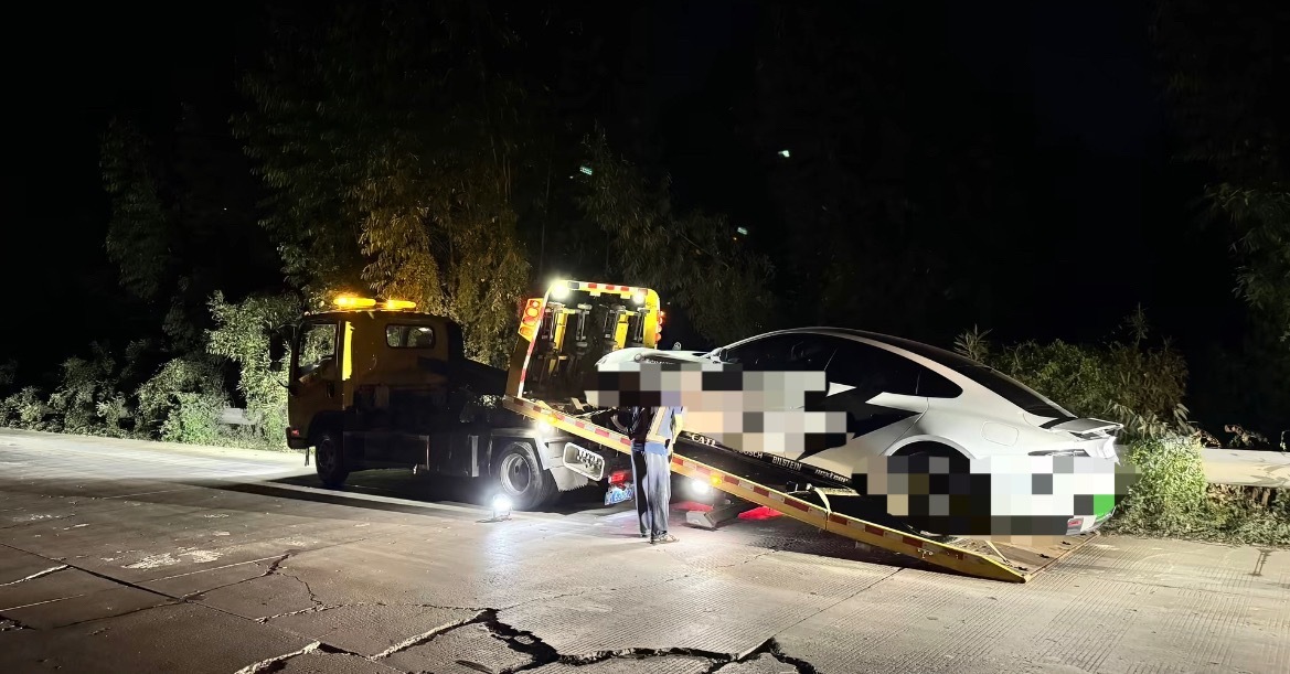 【玉林某县环城路面破烂新能源小车发生爆胎】近日，网友爆料称：玉林市某县环城路道路