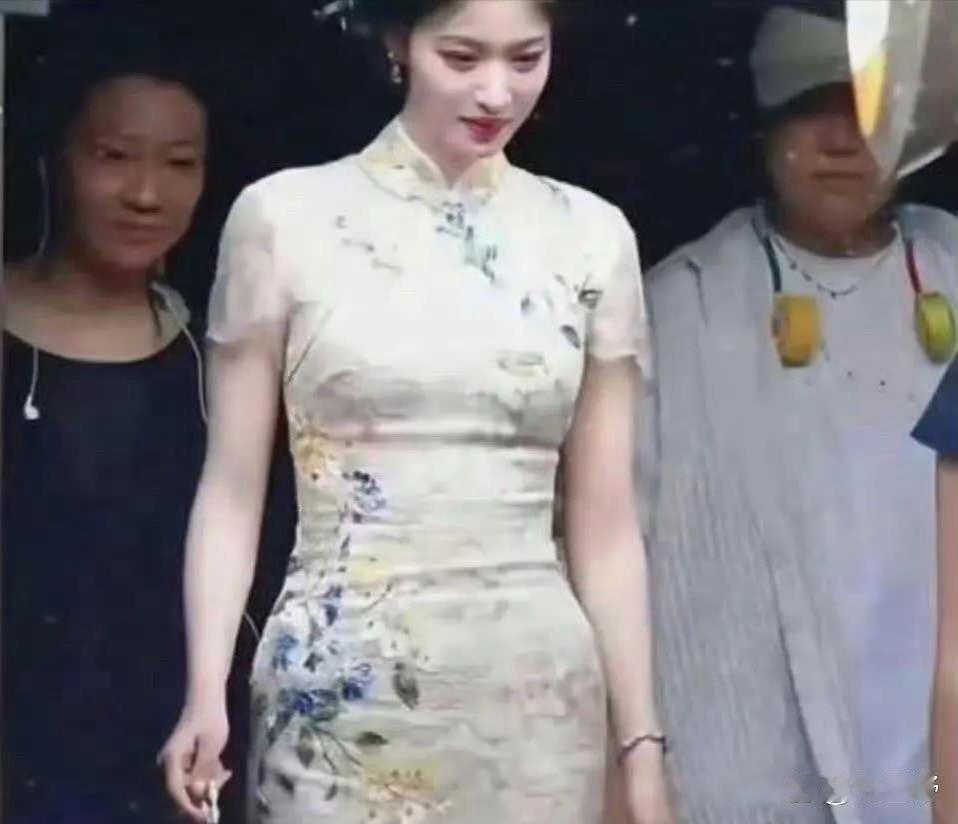 王楚然这胯部线条也太绝了，比例和曲线真的好绝，视觉冲击力直接拉满。 