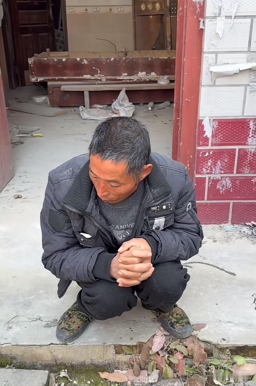 罗大美案二审12月5日开庭

他的父母妹妹，憔悴的样子，看了谁不心酸啊。本来好好