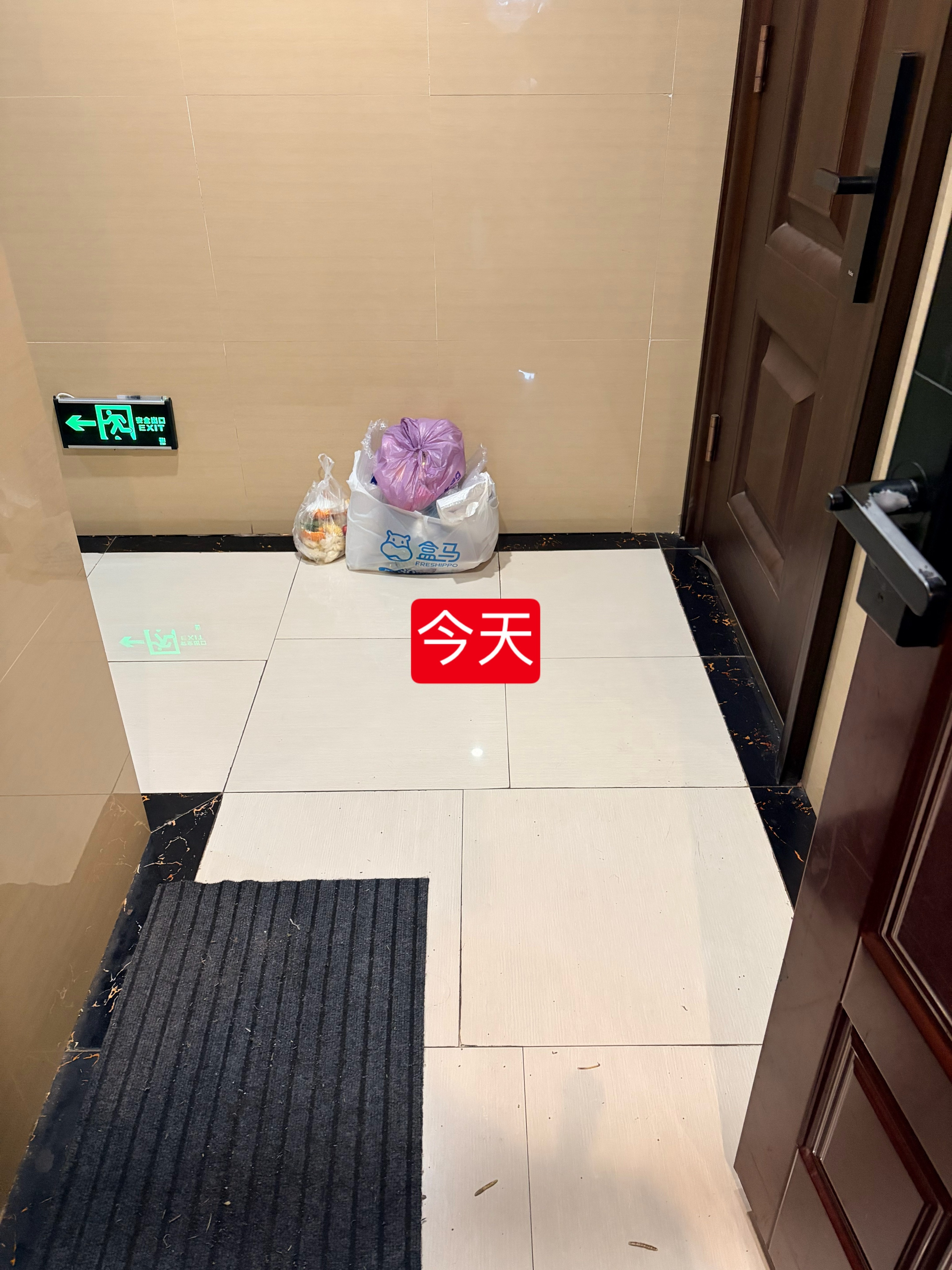 隔壁真是神了，一年多换了三次租客。第一次，一家三口，娃喜欢把吃完的外卖丢我家门口