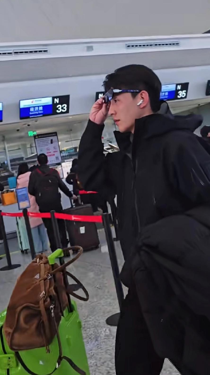 新鲜的小孩叔刘萧旭机场路透来了，他去参北京加新剧《撕婚》的线下扫楼直播活动。
 