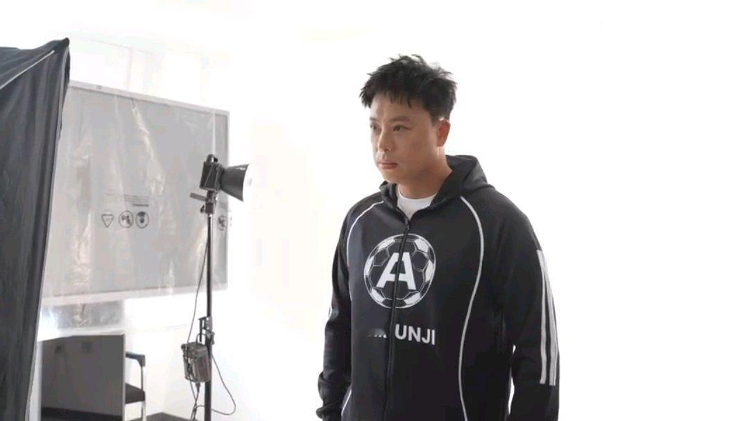东北小孩金润吉回家炸场东北超 被这场开幕式狠狠圈粉，金润吉的演唱感染力十足，万人