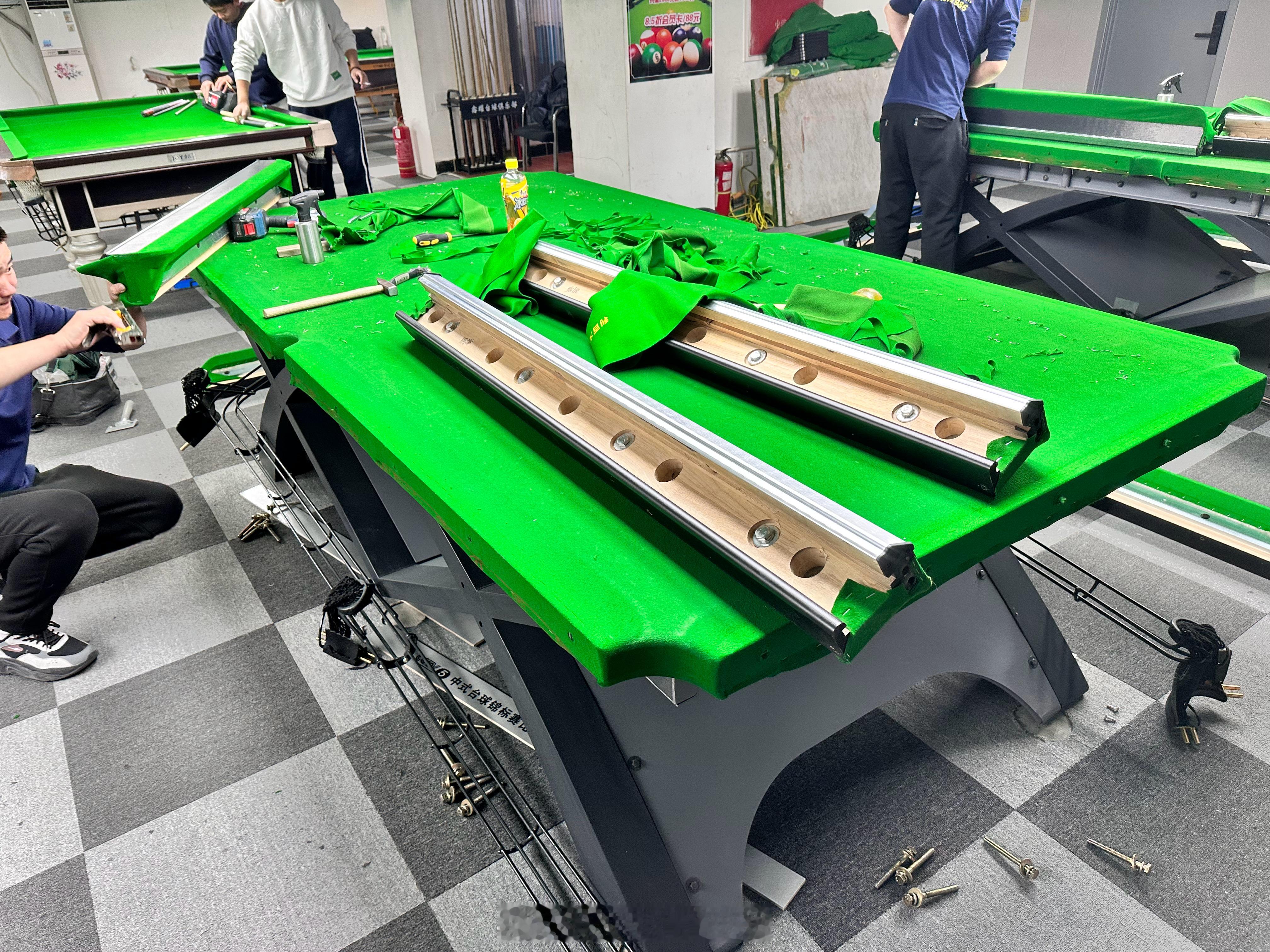 头一次见到台球桌换台尼，原来是这个样子 