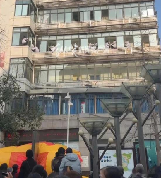 #卫健委否认医护集体跳楼#记者不会现场去问坐在窗台上的十多名医护人员，只会去问医