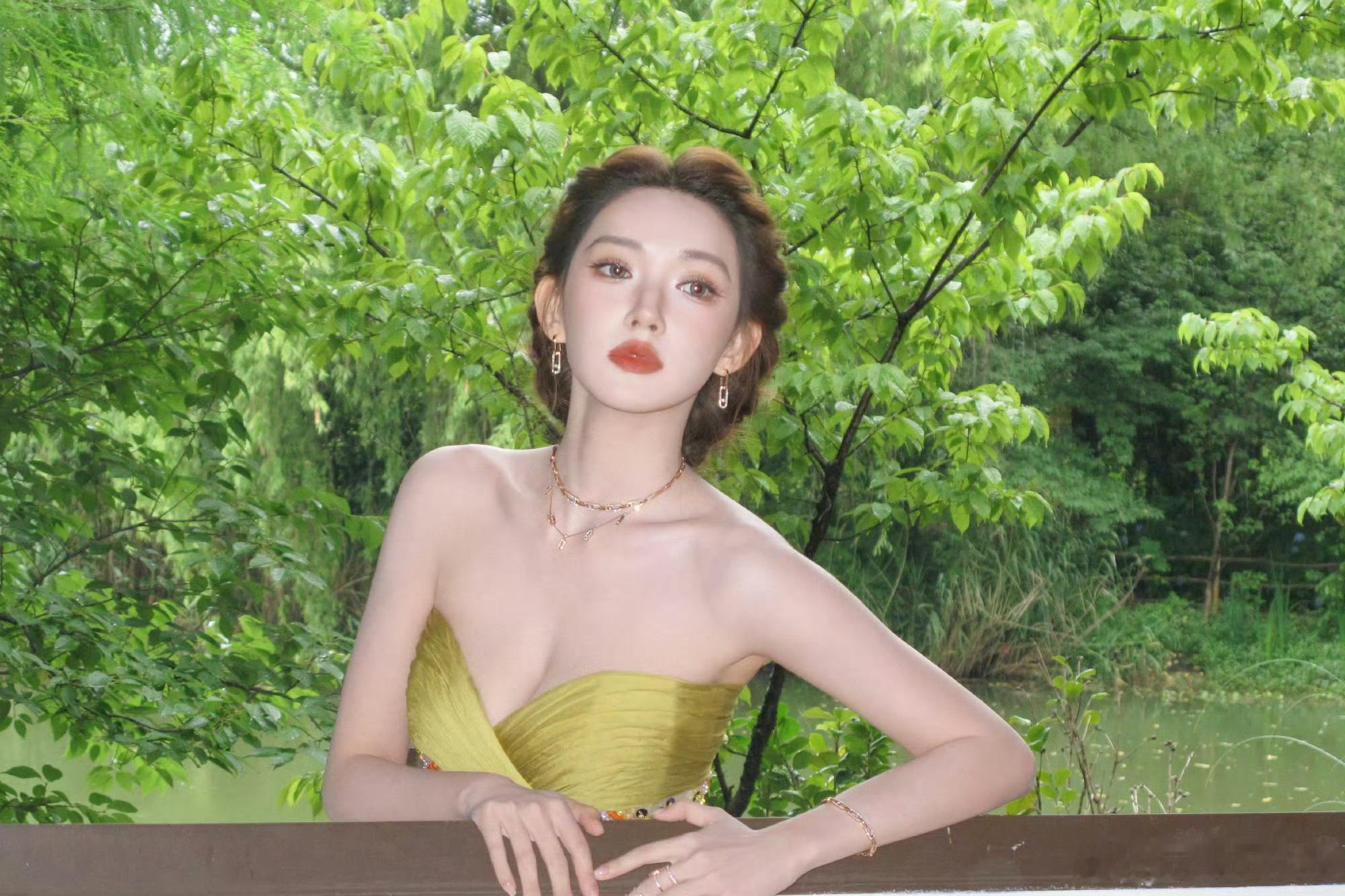 程潇红毯天啊！！！美得无法无天了！！斯哈斯哈….. 