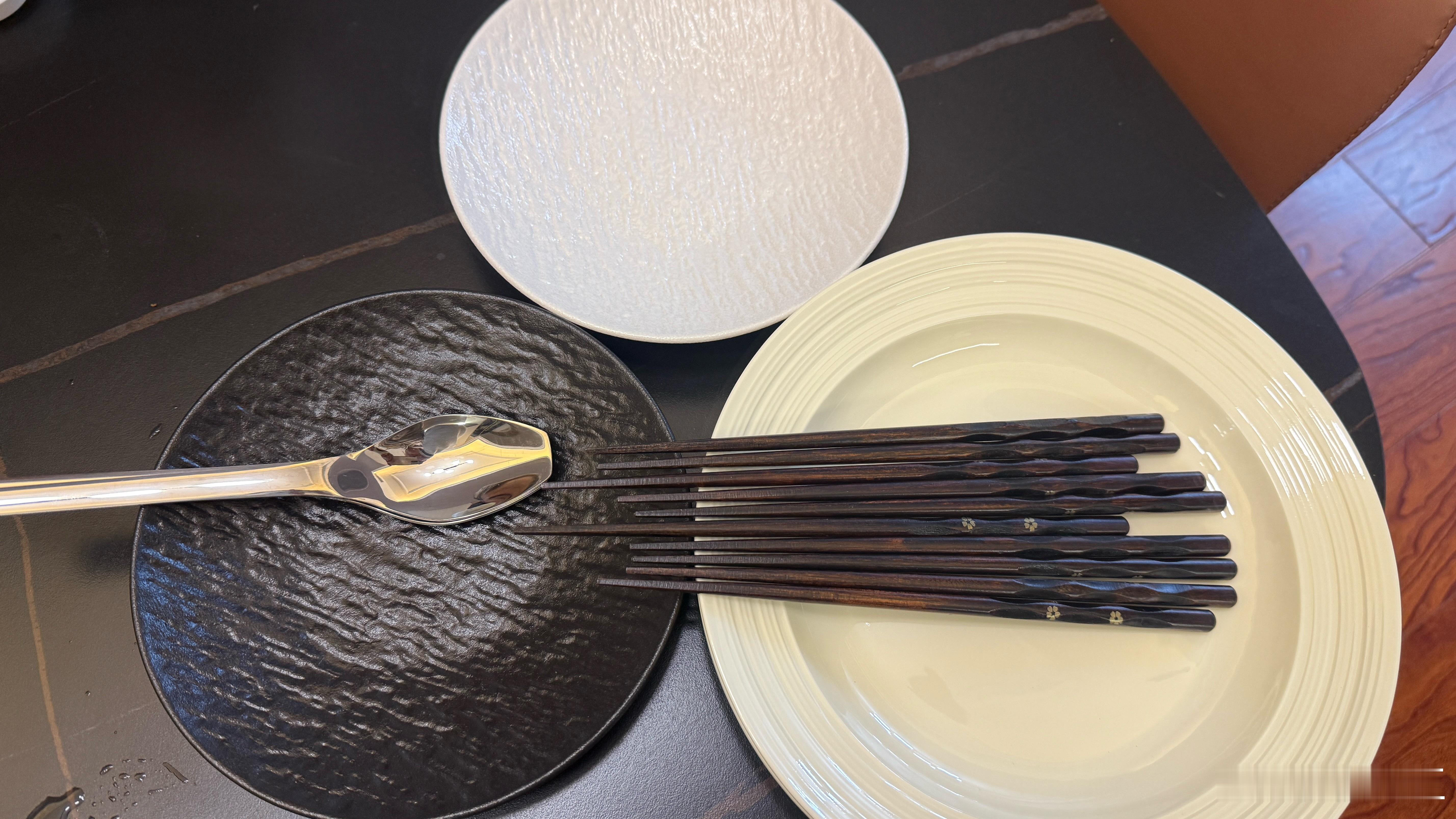 颜控新买的餐盘和筷子，鸡翅木放洗碗机洗了会发白，我妈说，这样看起来很丑。所以新买